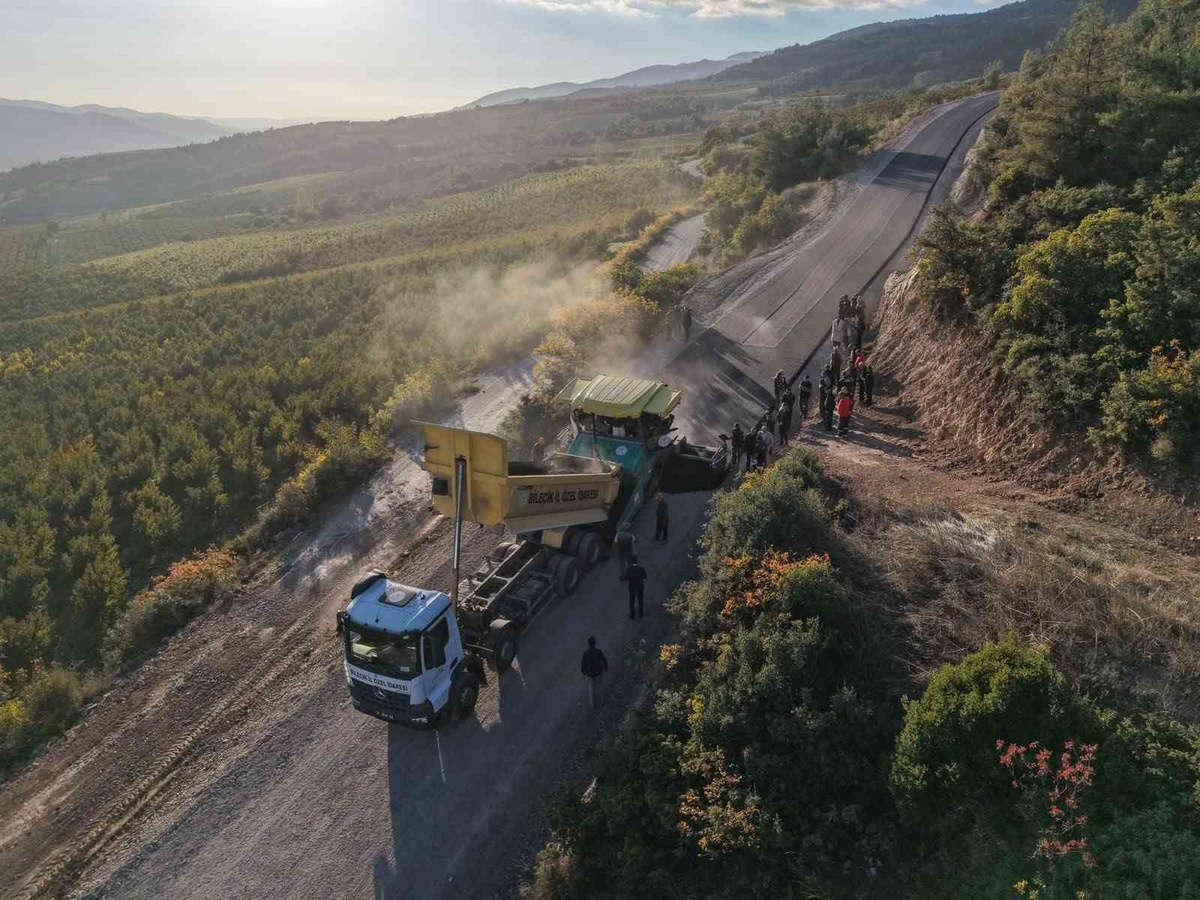 Bilecik Osmaneli'de 3 köyü bağlayan yolun 8 kilometresinde asfalt serimi başladı