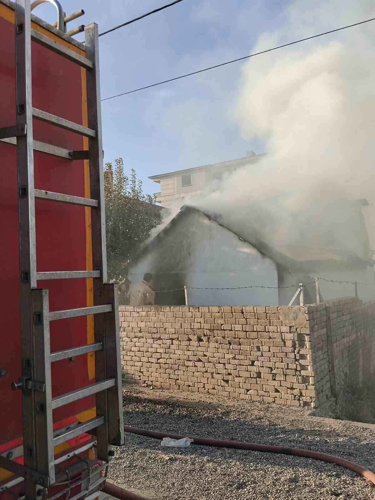 Bingöl'de bir odunlukta çıkan yangın itfaiye müdahalesiyle söndürüldü