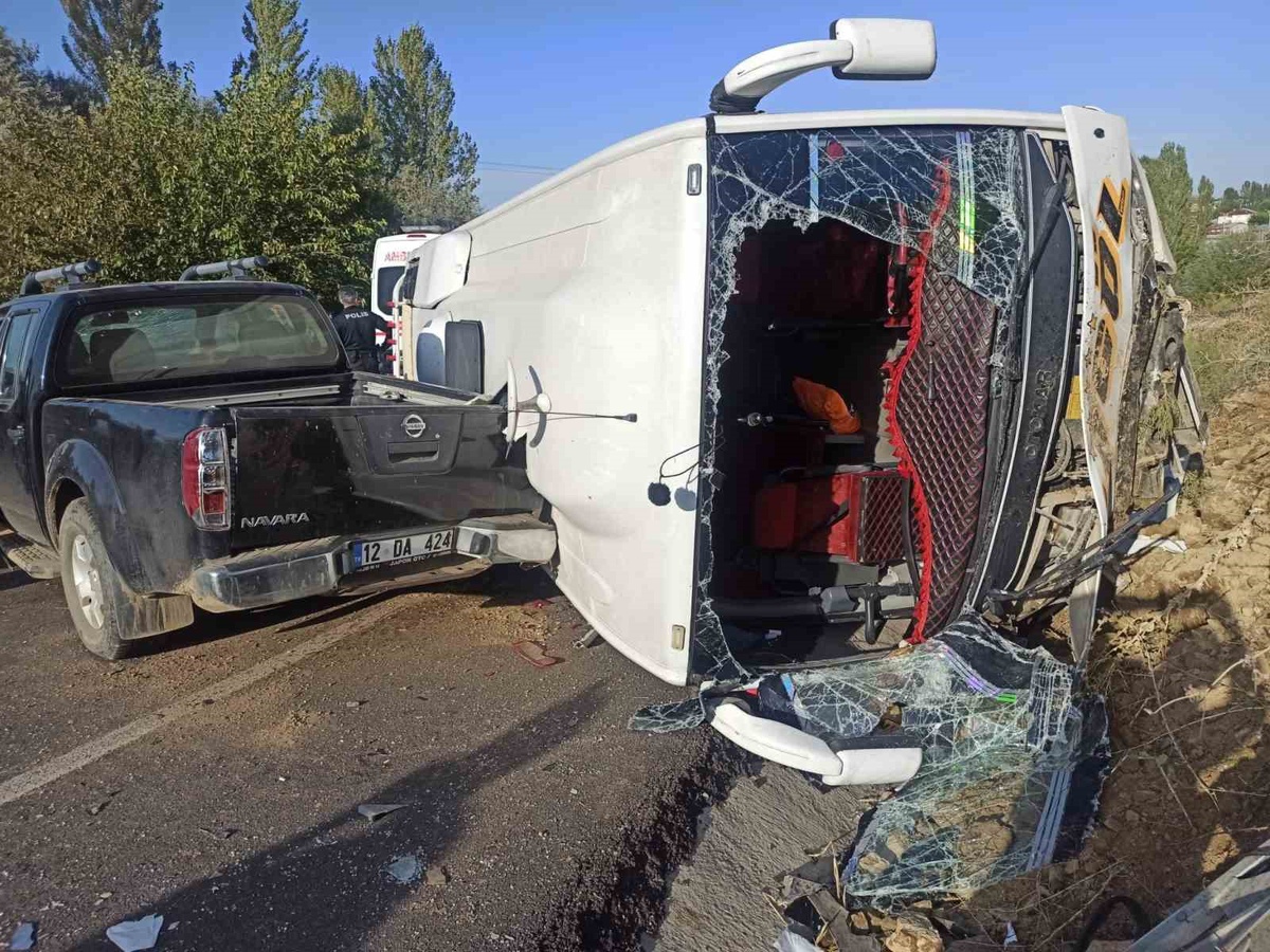 Bingöl'de pikap ile çarpışan midibüs devrildi, 1'i ağır 12 kişi yaralandı.