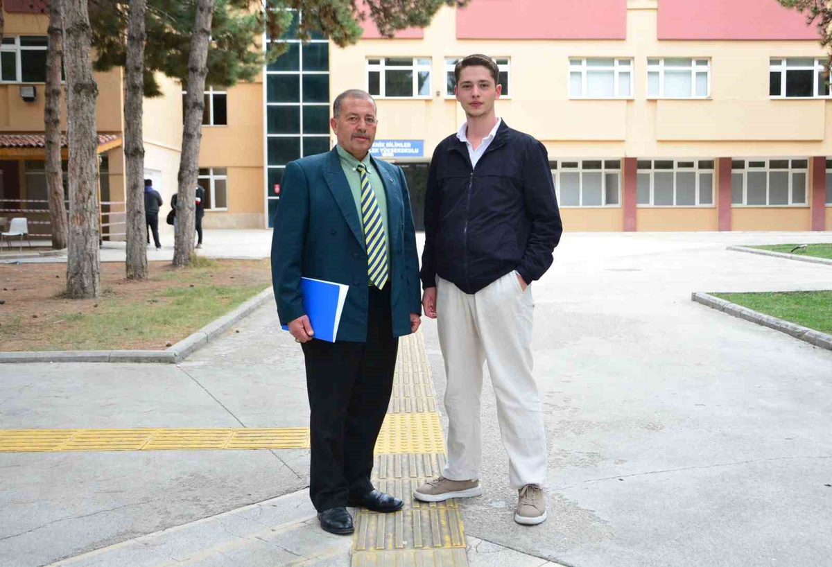 Çorum'da 57 yaşındaki baba, oğluyla Hitit Üniversitesinde okumaya başladı
