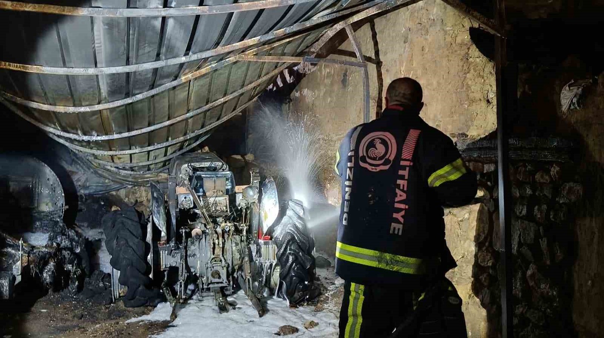 Denizli Çivril'de traktör yangını ilaçlama makinesini kullanılamaz hale getirdi