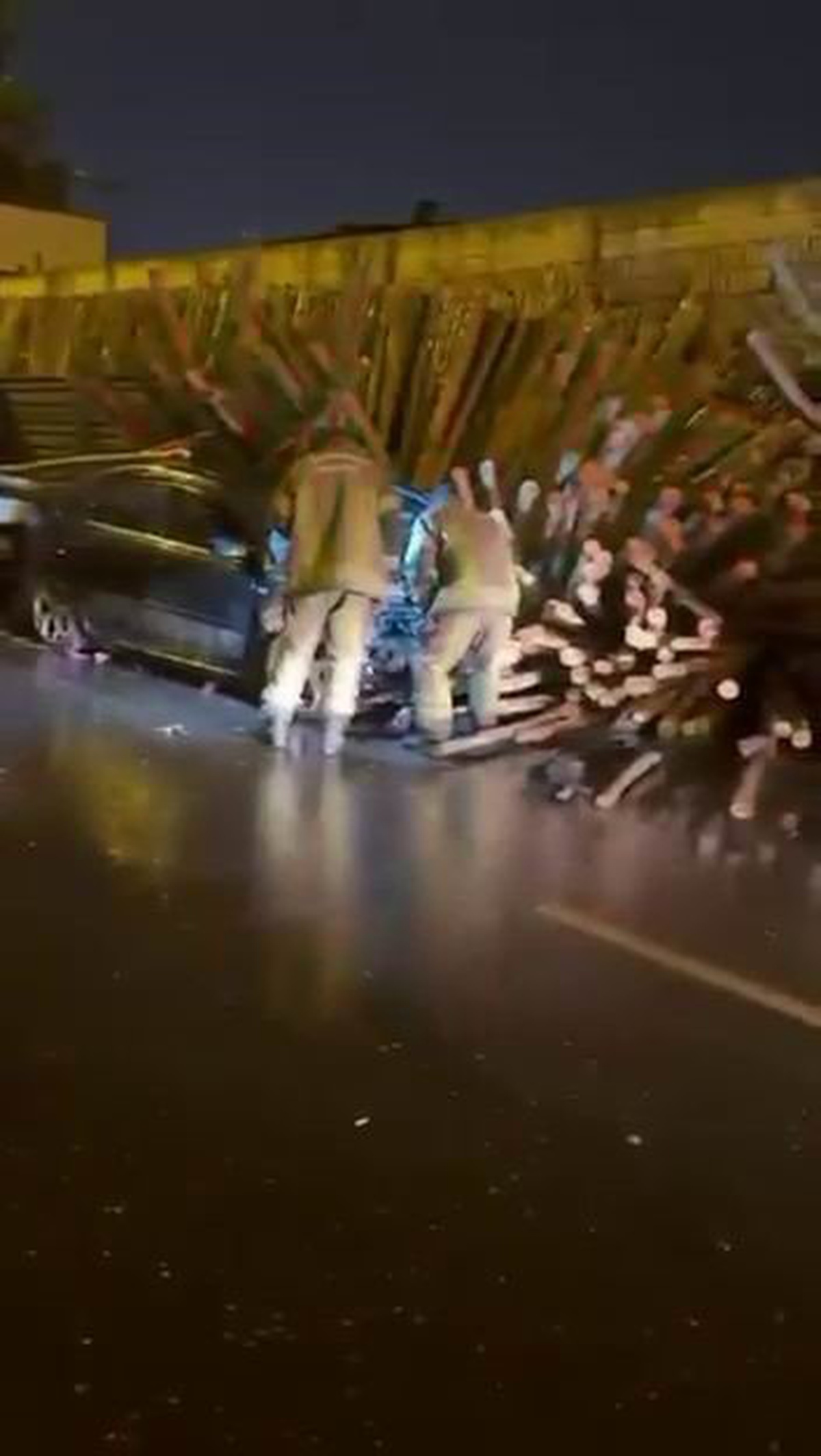 Diyarbakır Bağlar'da kayan otomobil kerestelere çarptı, 2 kişi yaralandı