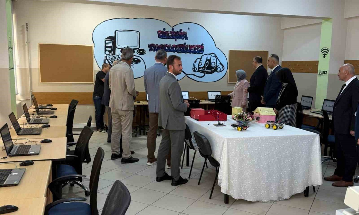 Düzce Üniversitesi teknolojik materyalleri kız meslek lisesine teslim etti