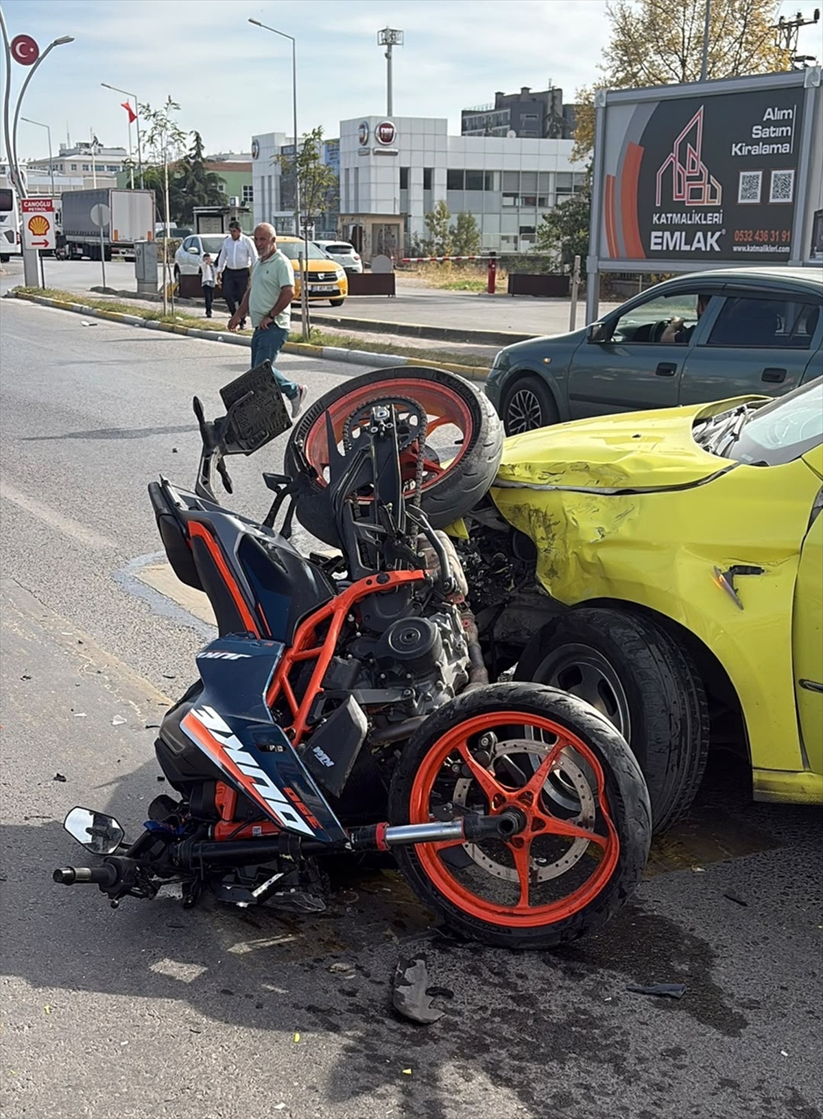 Edirne'de taksi ile motosiklet çarpıştı, motosikletteki 2 kişi yaralandı