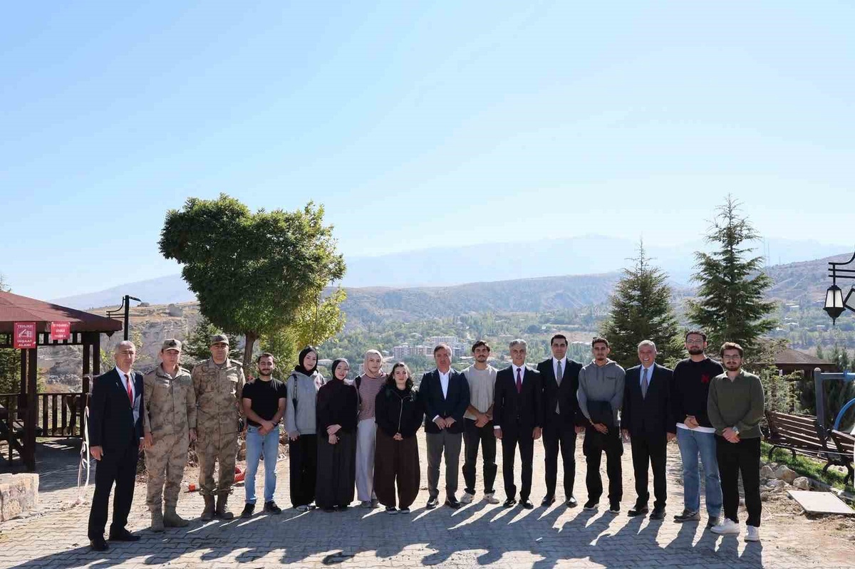 Erzincan Valisi Hamza Aydoğdu ve EBYÜ Rektörü Kemah'ta öğrencilerle buluştu