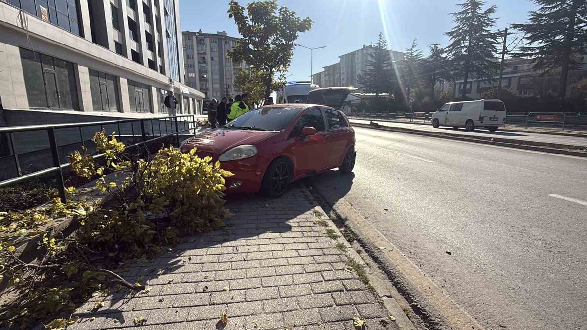 Eskişehir'de 2,20 promil alkollü sürücü ters yöne girip minibüs ve ağaca çarptı
