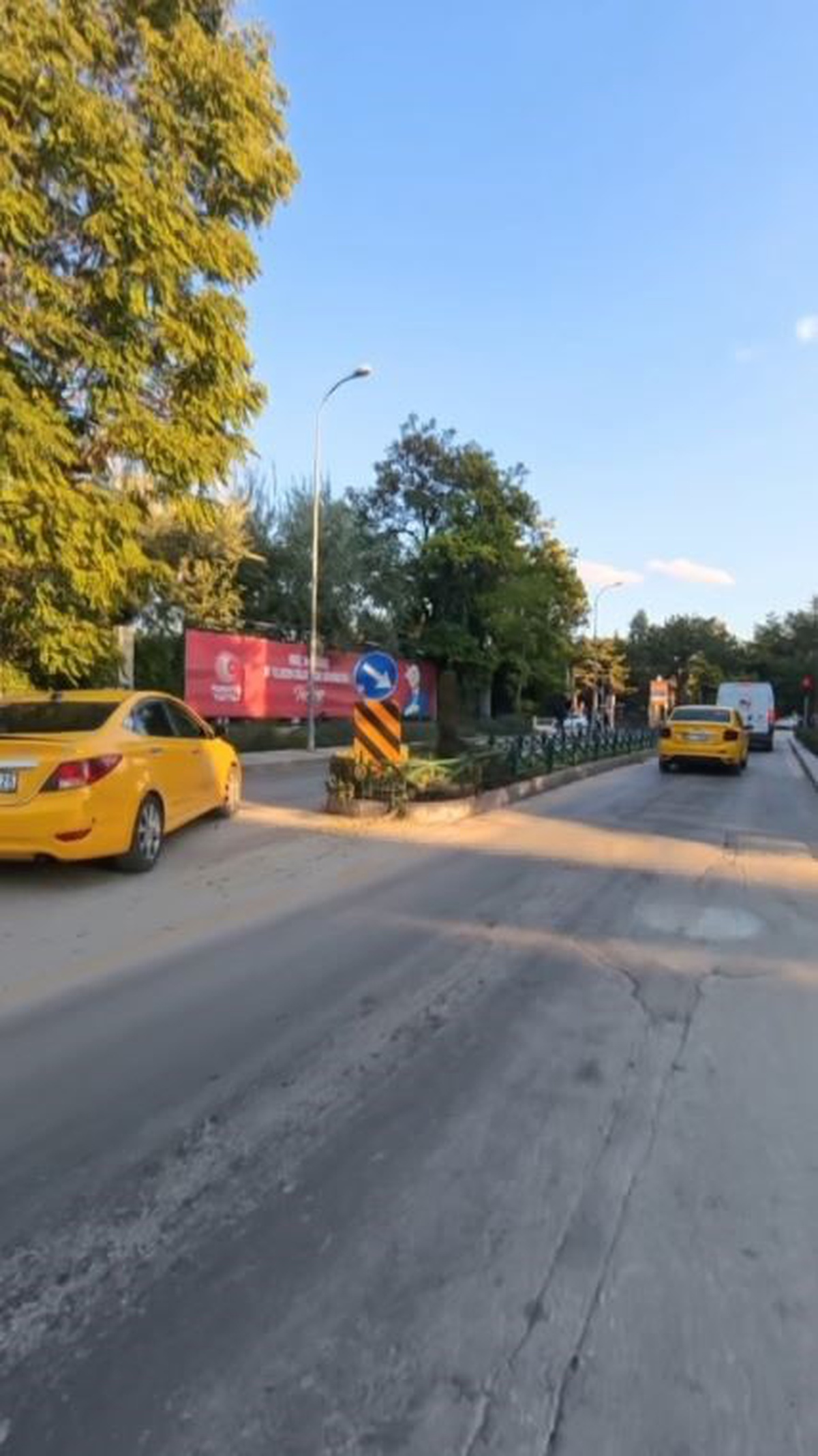Eskişehir'de taksi şoförü ters yöne girdi, o anlar kask kamerasına yansıdı