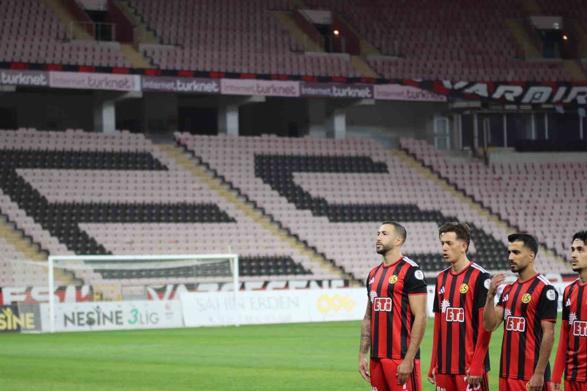 Eskişehirspor, taraftar cezası nedeniyle Etimesgutspor maçına seyircisiz çıktı