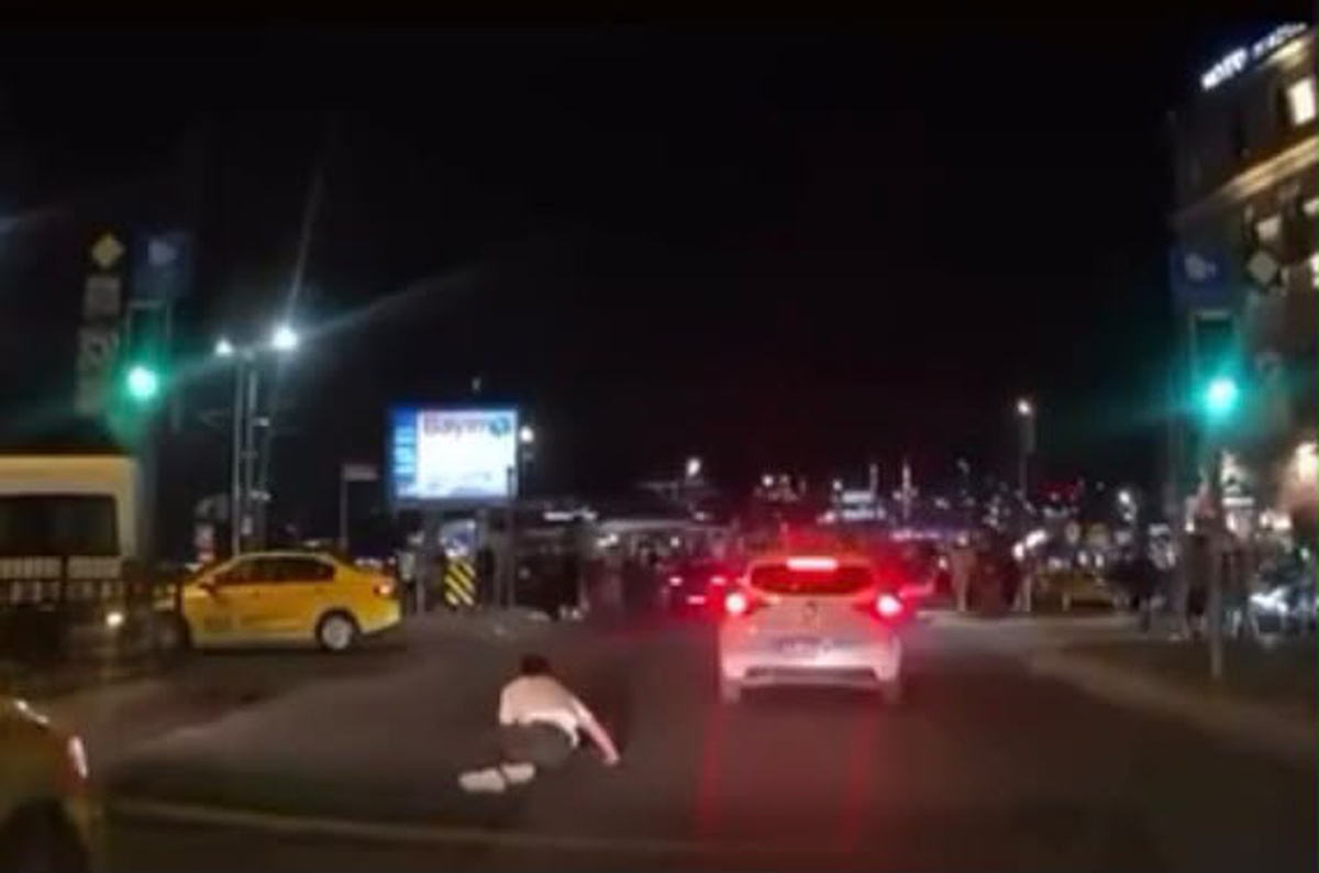 Fatih Eminönü'nde yayaya çarpan otomobilin sürücüsü kaçarken kaza kameraya yansıdı