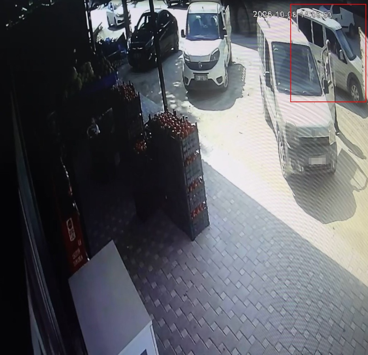 Hatay'da market önünde çalışır bırakılan araç çalındı, hırsız kaza yapınca yakalandı