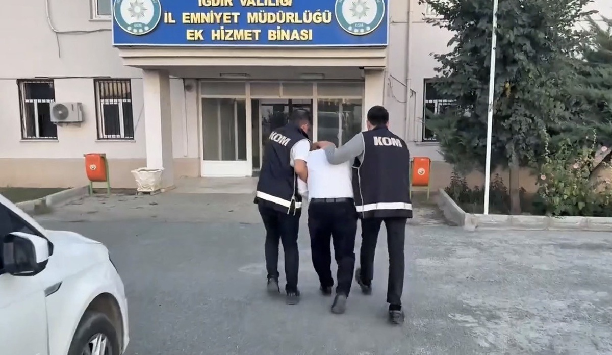 Iğdır'da kaçak alkol operasyonunda 216 şişe içki ve 70 paket sigara ele geçirildi