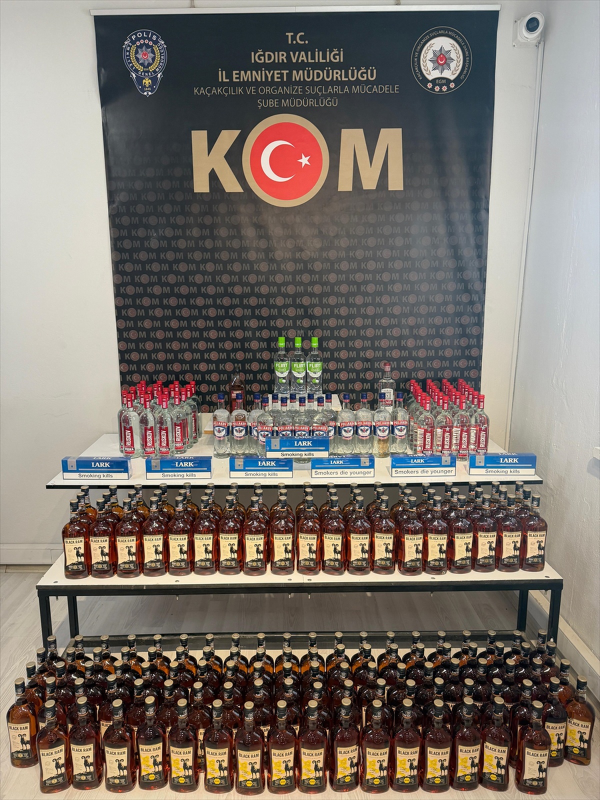 Iğdır'da kaçakçılık operasyonunda 216 şişe içki ve 70 paket sigara ele geçirildi