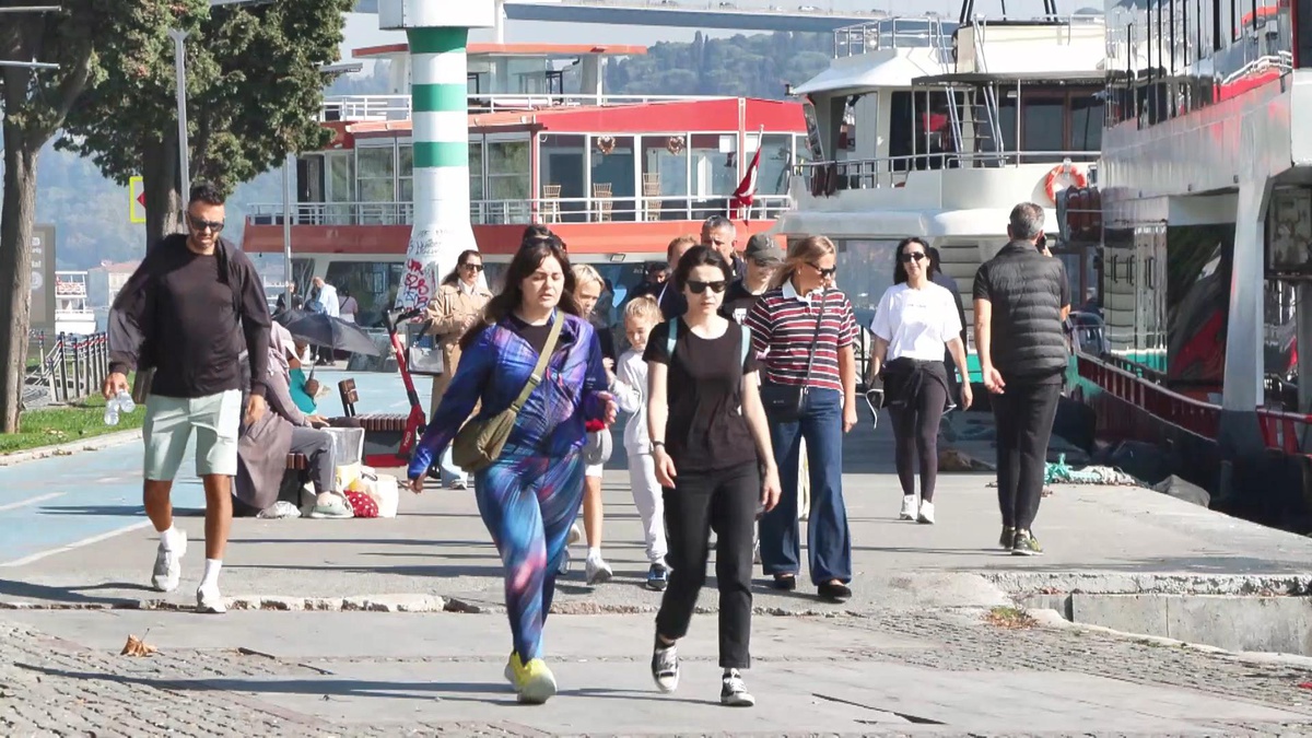 İstanbul'da sıcaklık 27 dereceye çıkınca Aşiyan Sahili'nde denize girenler oldu