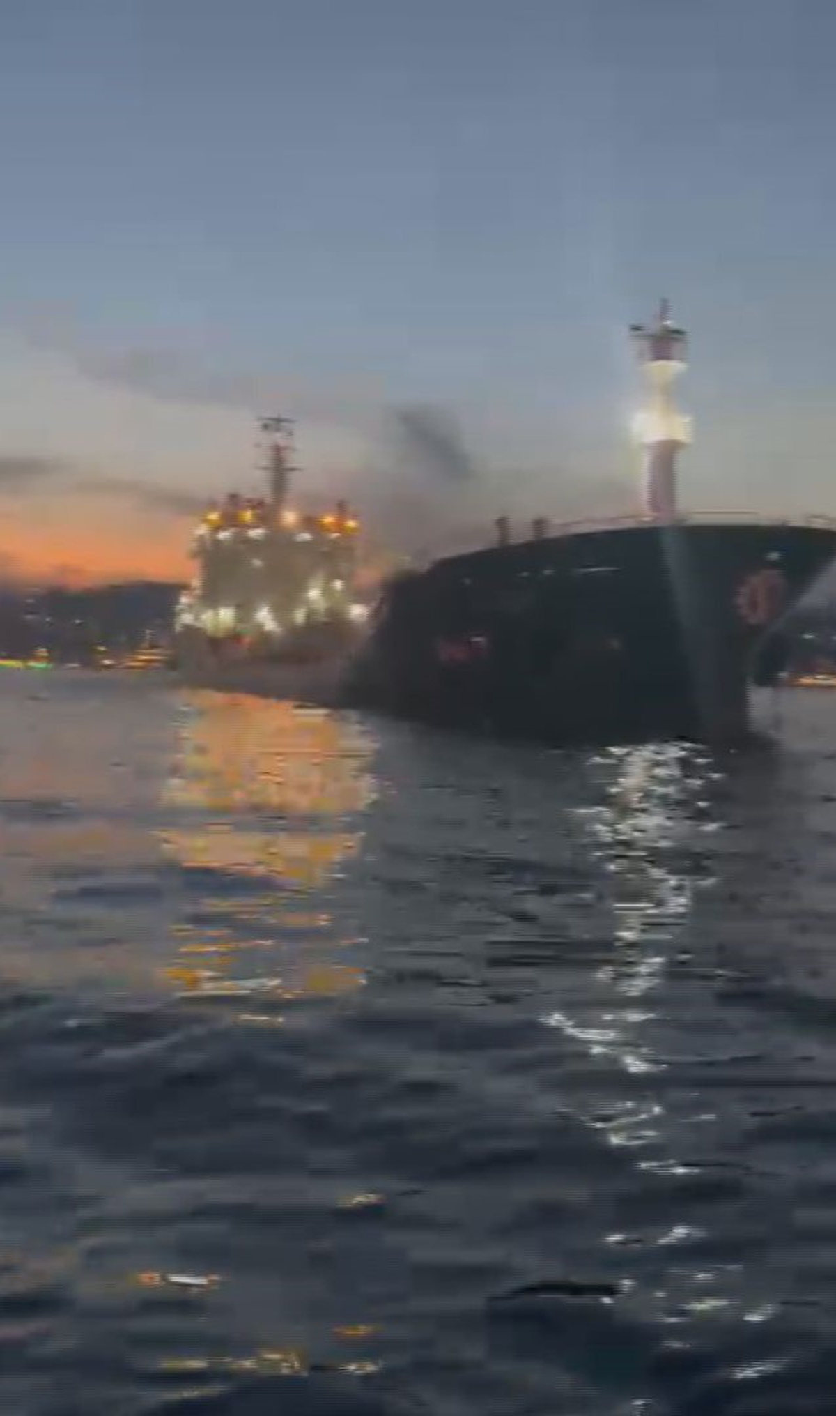 Kanlıca önlerinde gemi sürüklendi; boğaz çift yönlü trafiğe kapatıldı