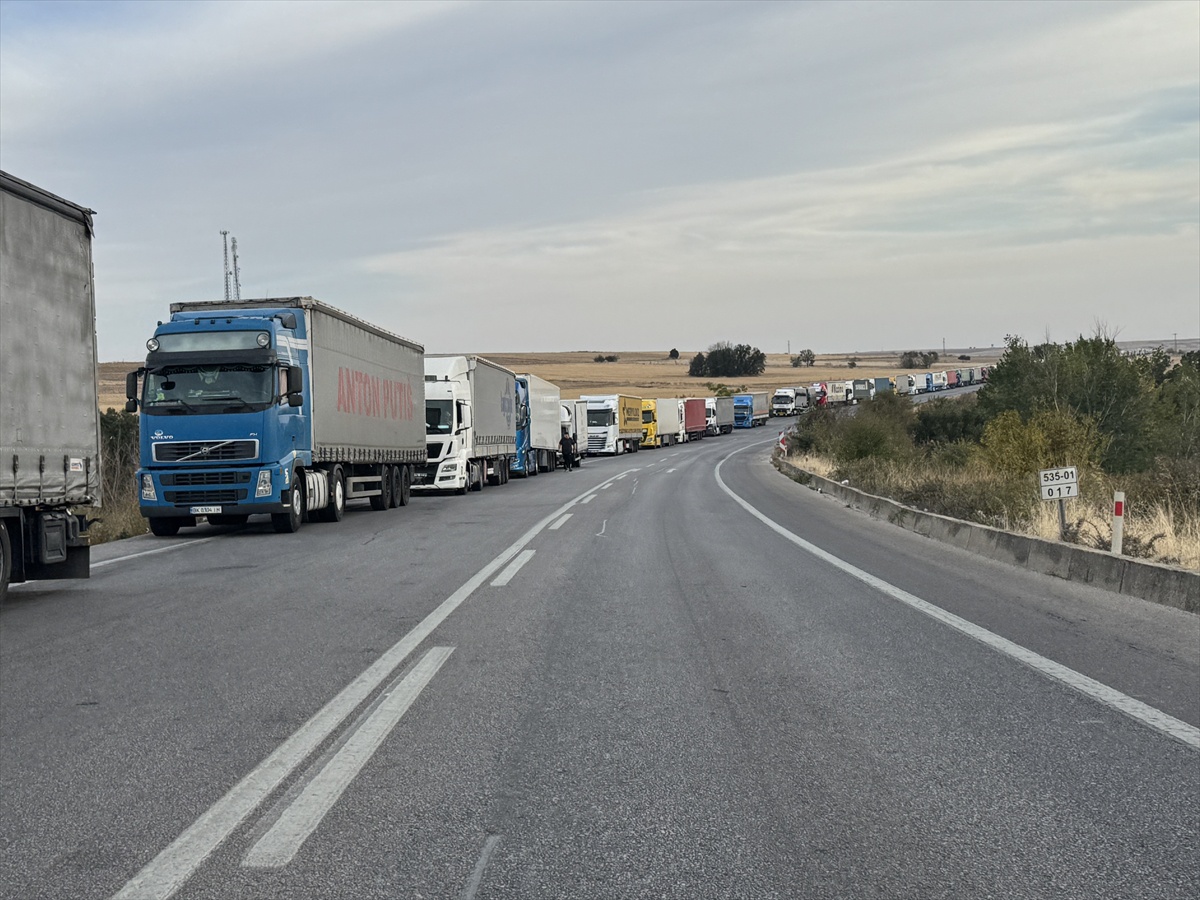 Kapitan Andrevo'daki yenileme, Hamzabeyli'de 30 kilometrelik tır kuyruğu oluşturdu