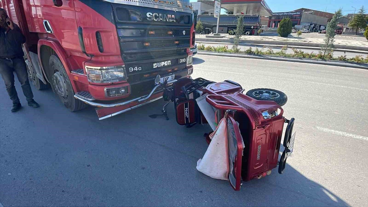 Karaman'da kamyonun önünde 10 metre sürüklenen elektrikli bisiklette 2 kişi yaralandı
