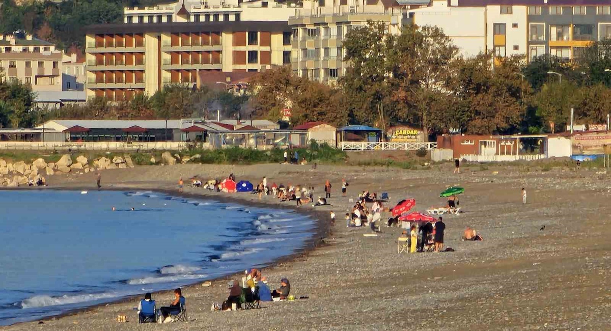 Kastamonu Cide'de hava 25 dereceye çıkınca vatandaşlar sahile akın etti