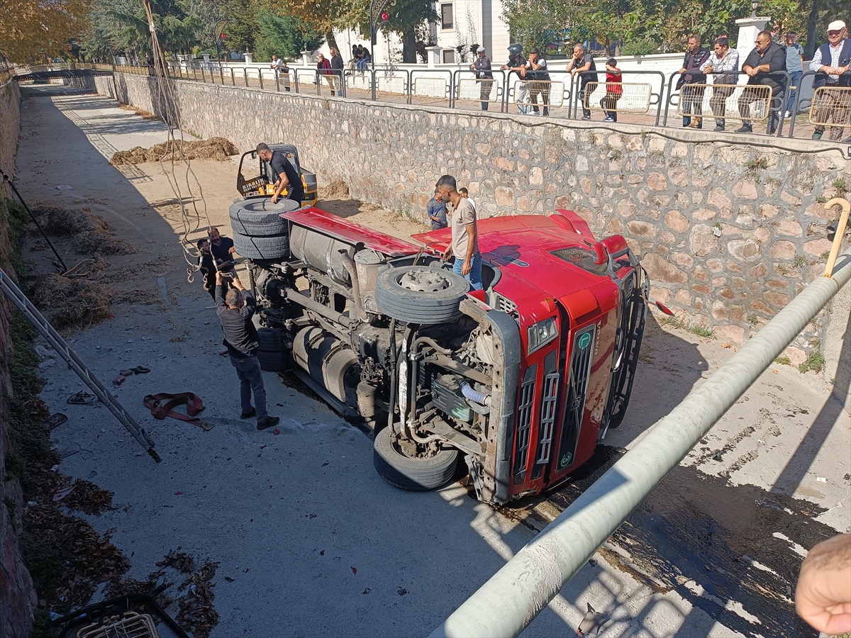 Kastamonu Tosya'da park halindeki saman yüklü tır kendiliğinden çaya düştü