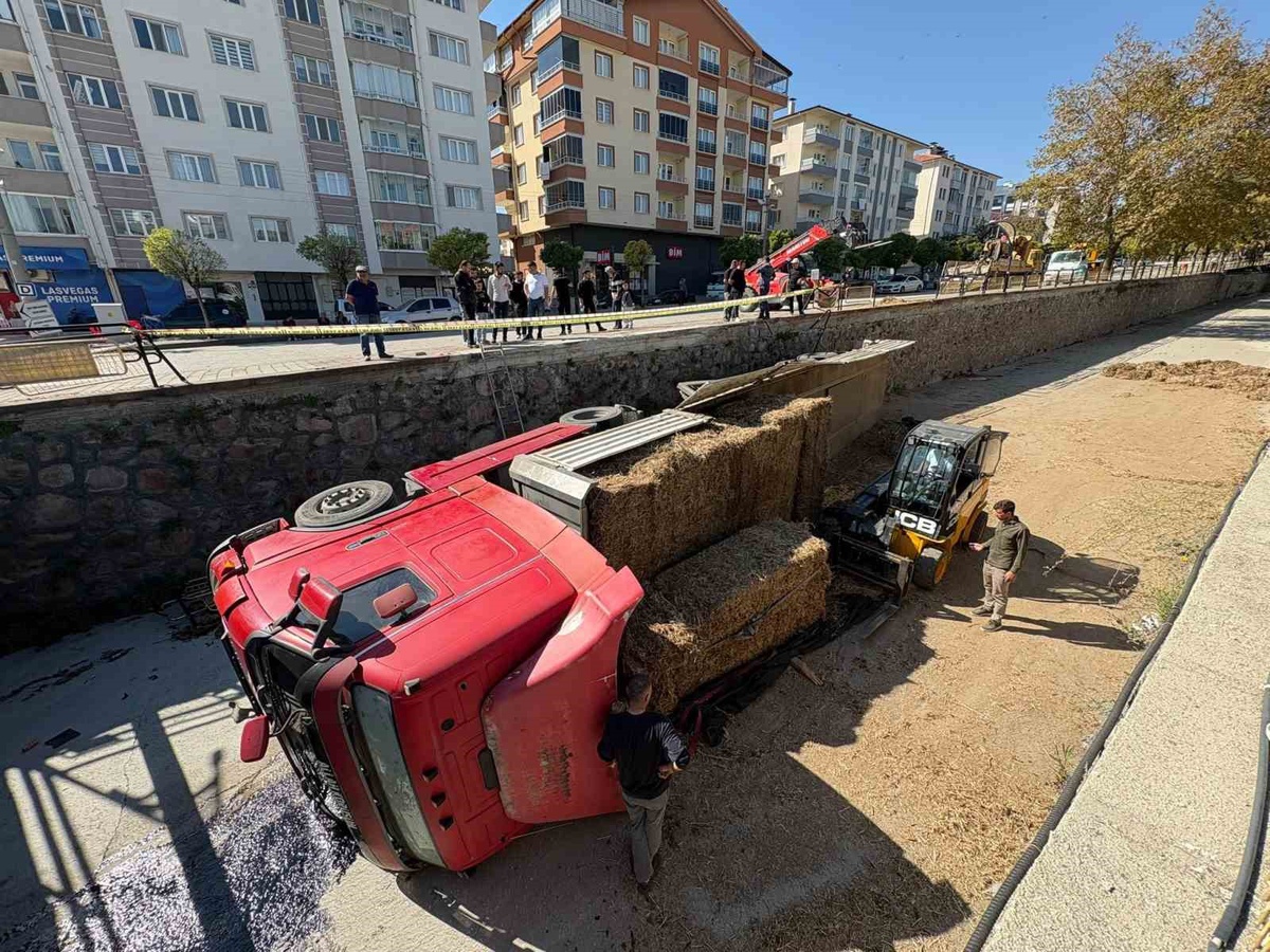 Kastamonu Tosya'da park halindeki tır Kuruçay'a uçtu, yaralanan olmadı