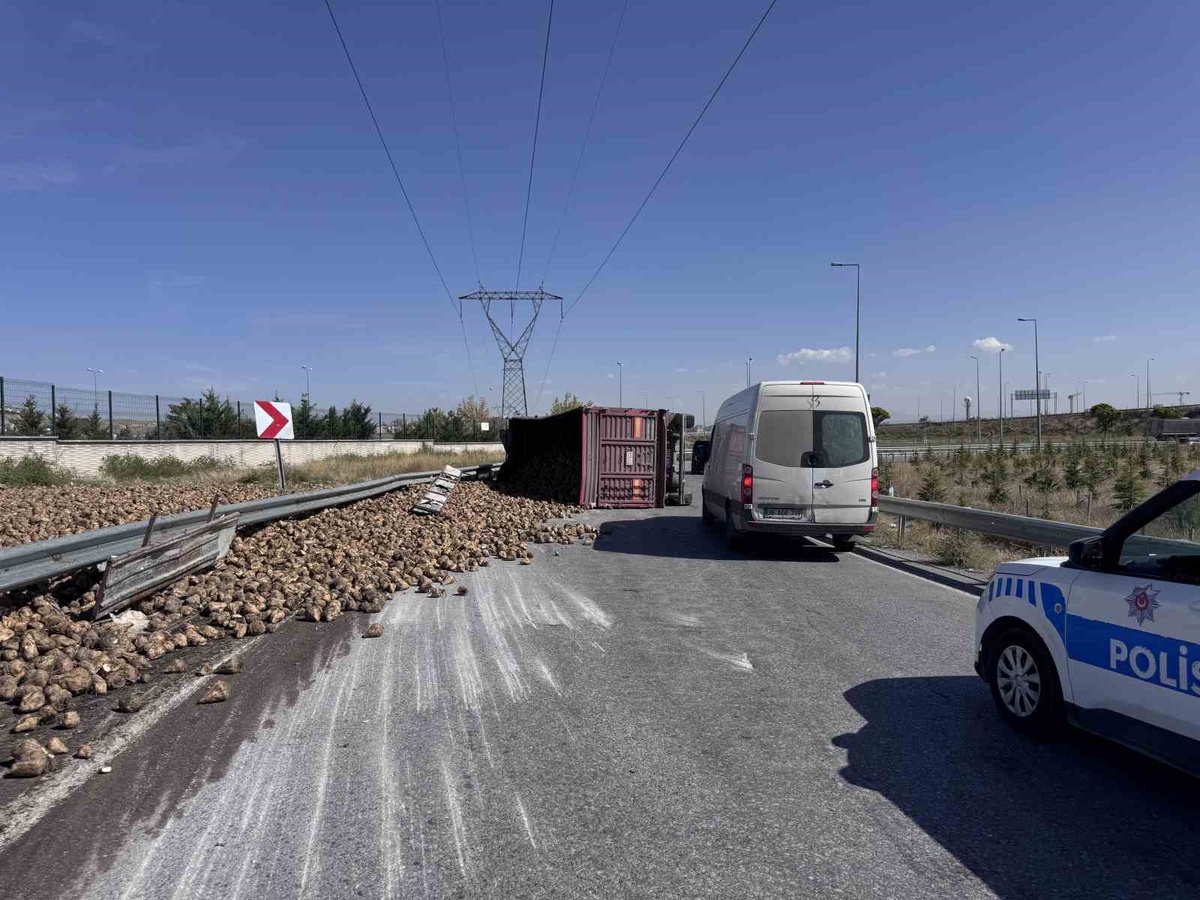 Kayseri'de pancar yüklü tır devrildi, sürücü yaralandı ve yola pancar saçıldı