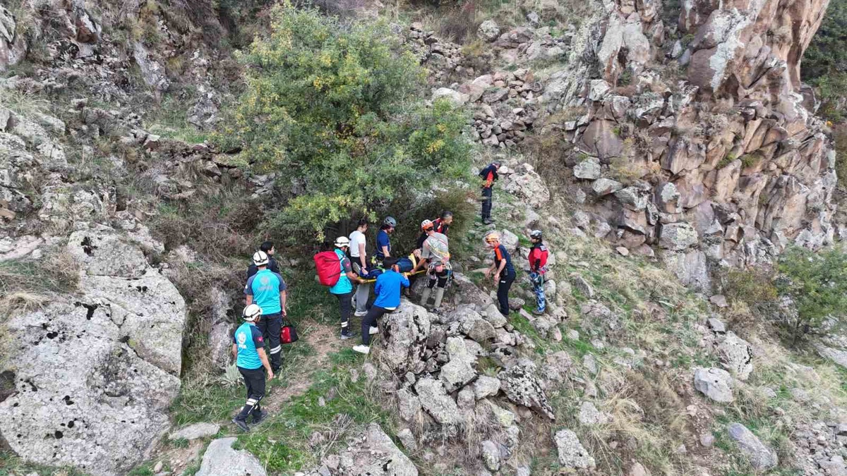Kayseri Melikgazi'de dere yatağına düşen şahıs 3 saatlik operasyonla kurtarıldı