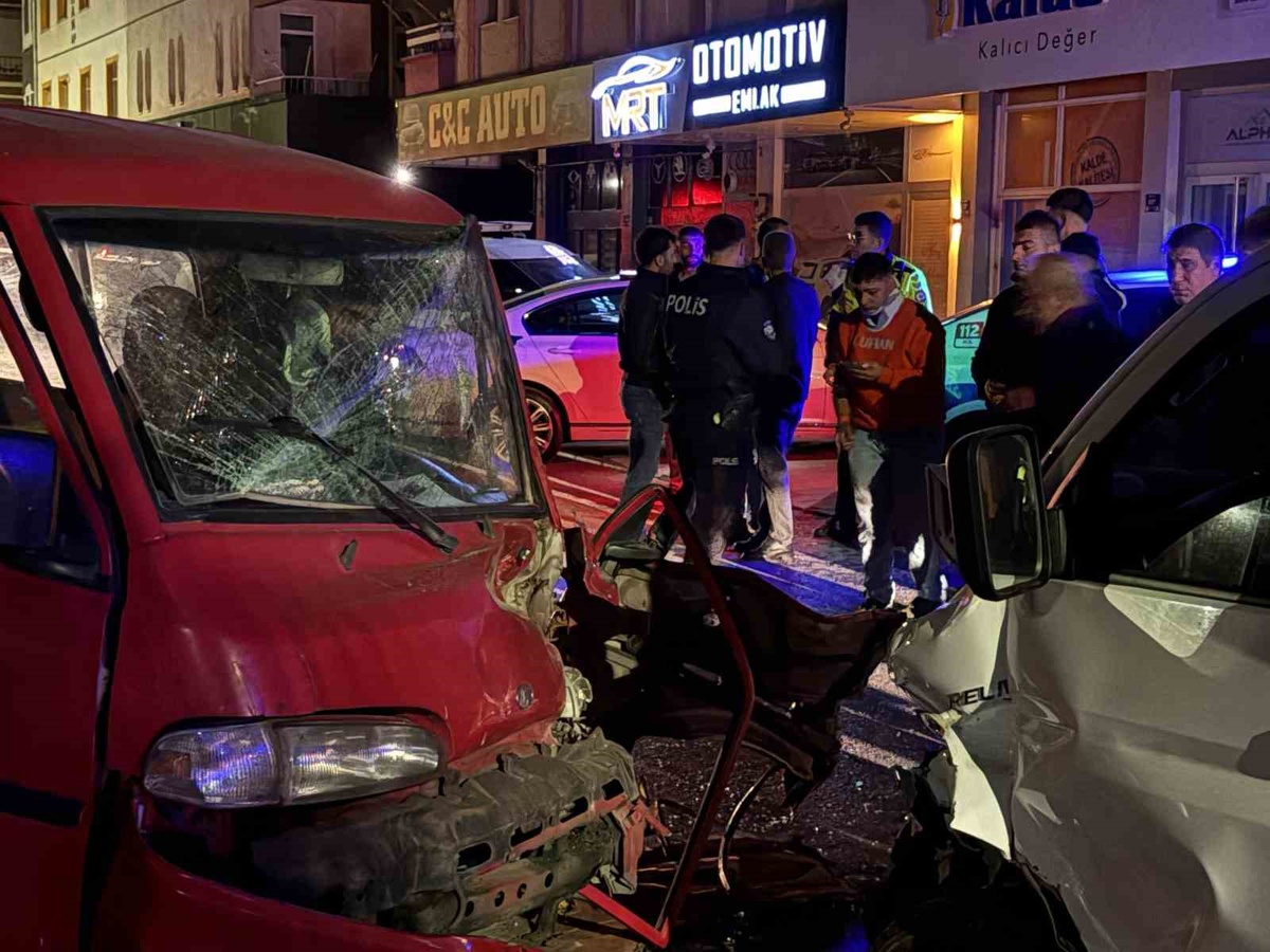 Kayseri Melikgazi'de kafa kafaya çarpışan araçlarda 2 kişi yaralandı