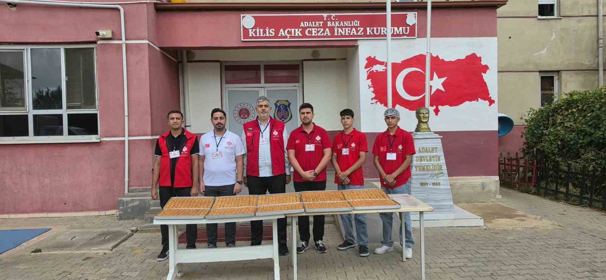 Kilis Ceza İnfaz Kurumu'nda hükümlülere 1323'te kurulan vakıftan tatlı ikram edildi