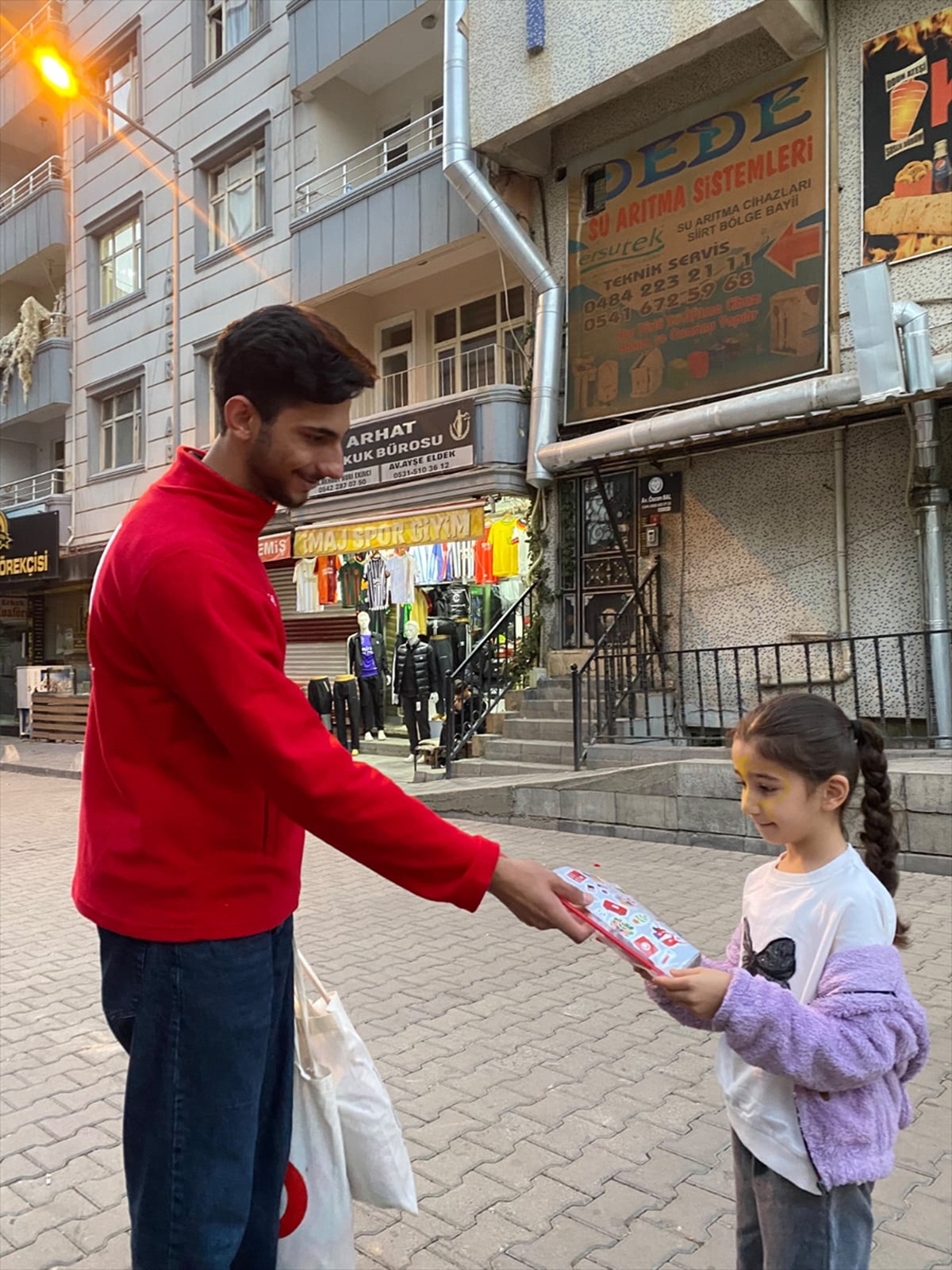 Kızılay gönüllüleri Siirt'te Dünya Kız Çocukları Günü etkinliği düzenledi.