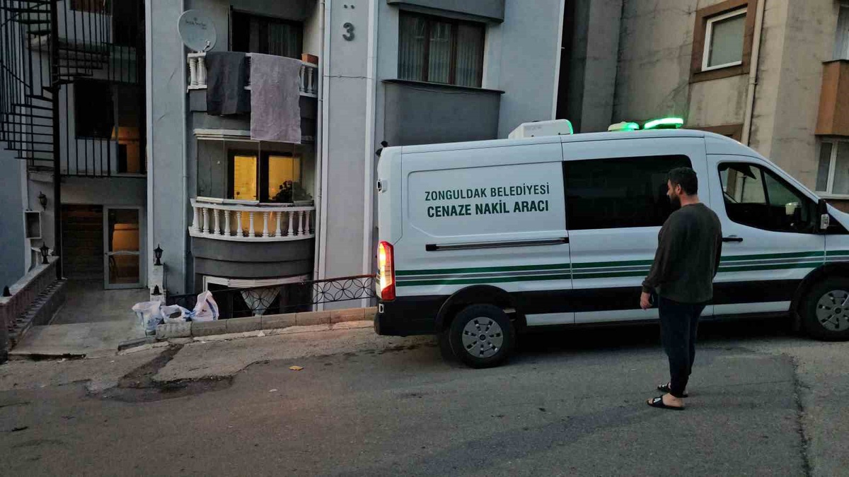 Koku şikayeti üzerine gelen ekipler Zonguldak'ta 55 yaşındaki adamı ölü buldu