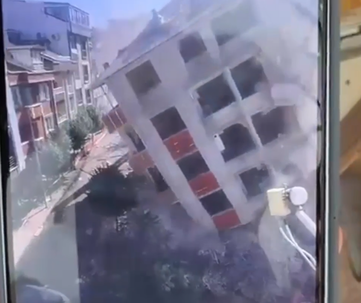 Küçükçekmece'de yıkım sırasında 7 katlı bina çöktü, enkaz altında kimse yok