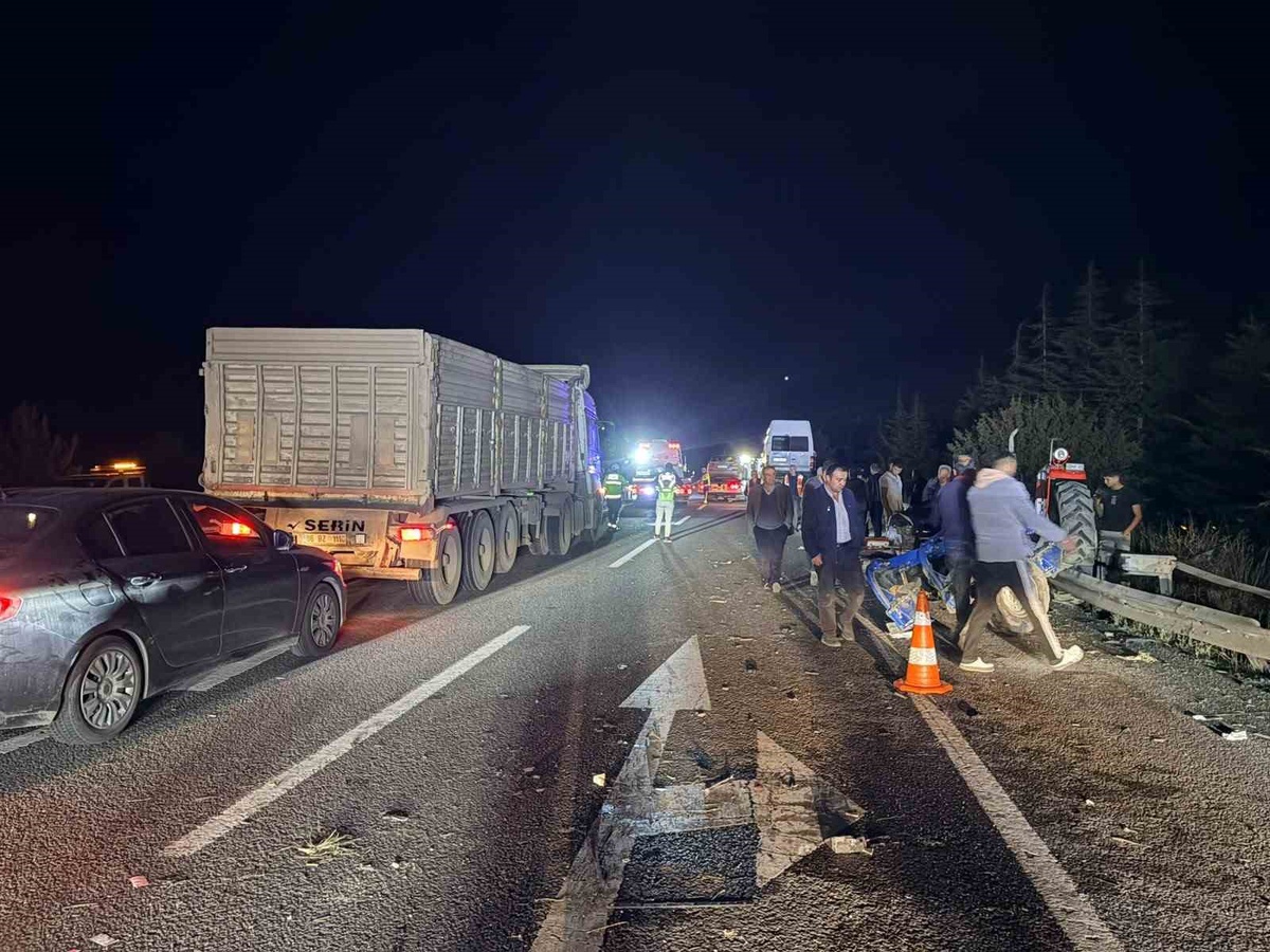 Kütahya-Tavşanlı yolunda Köprüören Kavşağı'nda zincirleme kazada 7 kişi yaralandı