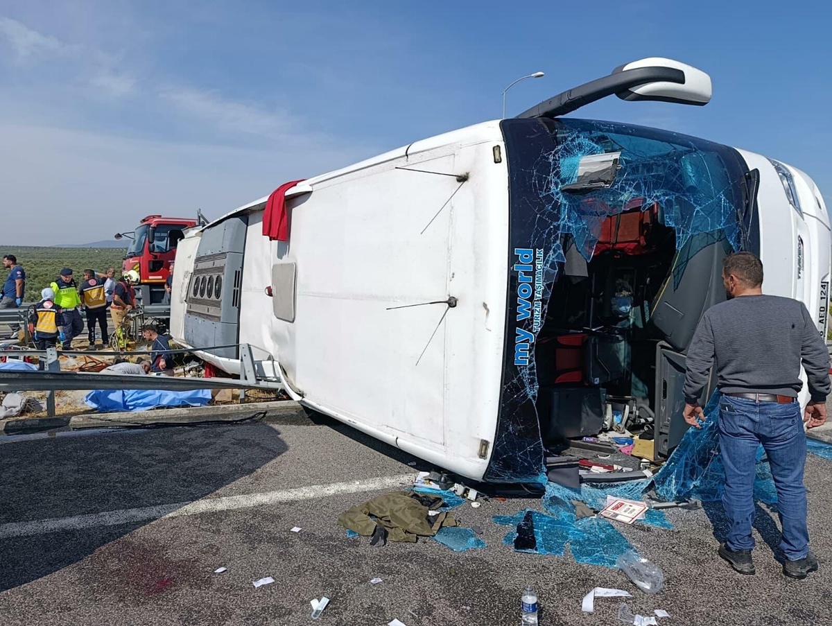 Manisa Akhisar'da tur otobüsü devrildi, çok sayıda ölü ve yaralı olduğu bildirildi.
