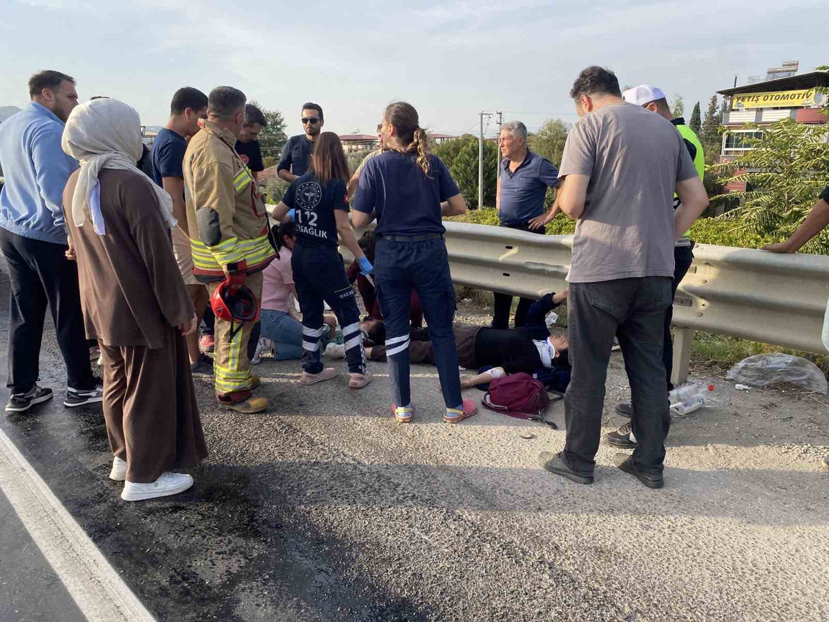 Manisa Alaşehir'de mazotlu yolda iki motosiklet kazasında 2'si çocuk 5 kişi yaralandı