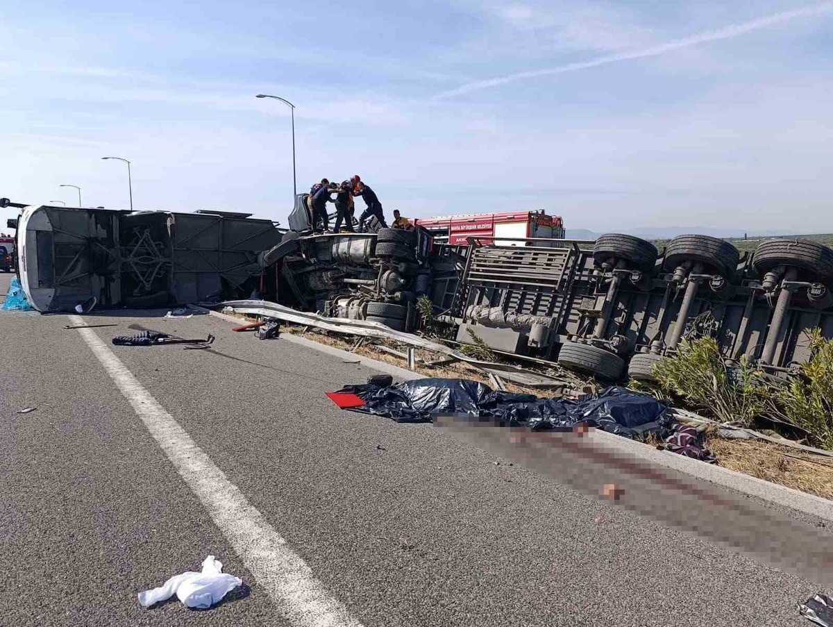 Manisa’nın Akhisar ilçesinde İstanbul otobanında çekici ile yolcu otobüsünün çarpışması sonucu ilk belirlemelere göre çok sayıda kişi yaralanırken 4 kişi hayatını kaybetti.