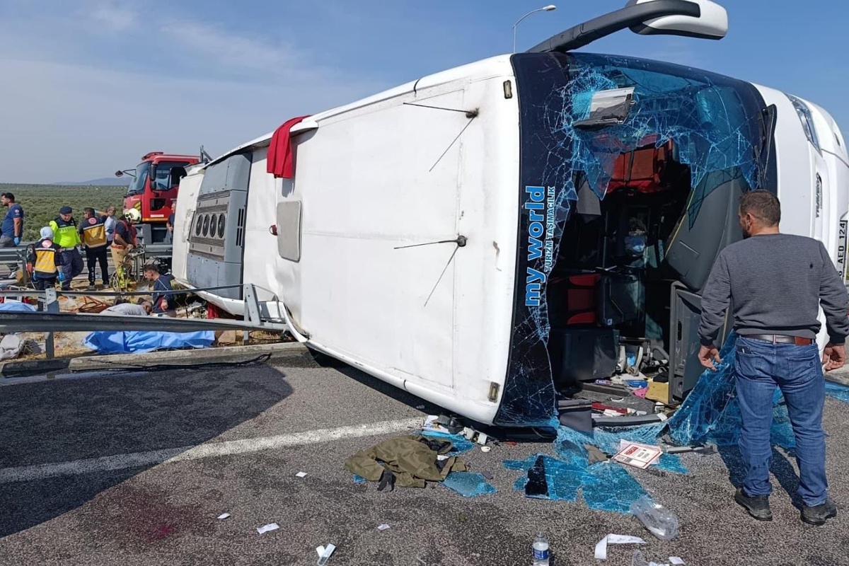 Manisa’da katliam gibi kaza! Tur otobüsü ile çekici çarpıştı: 11 ölü, 27 yaralı