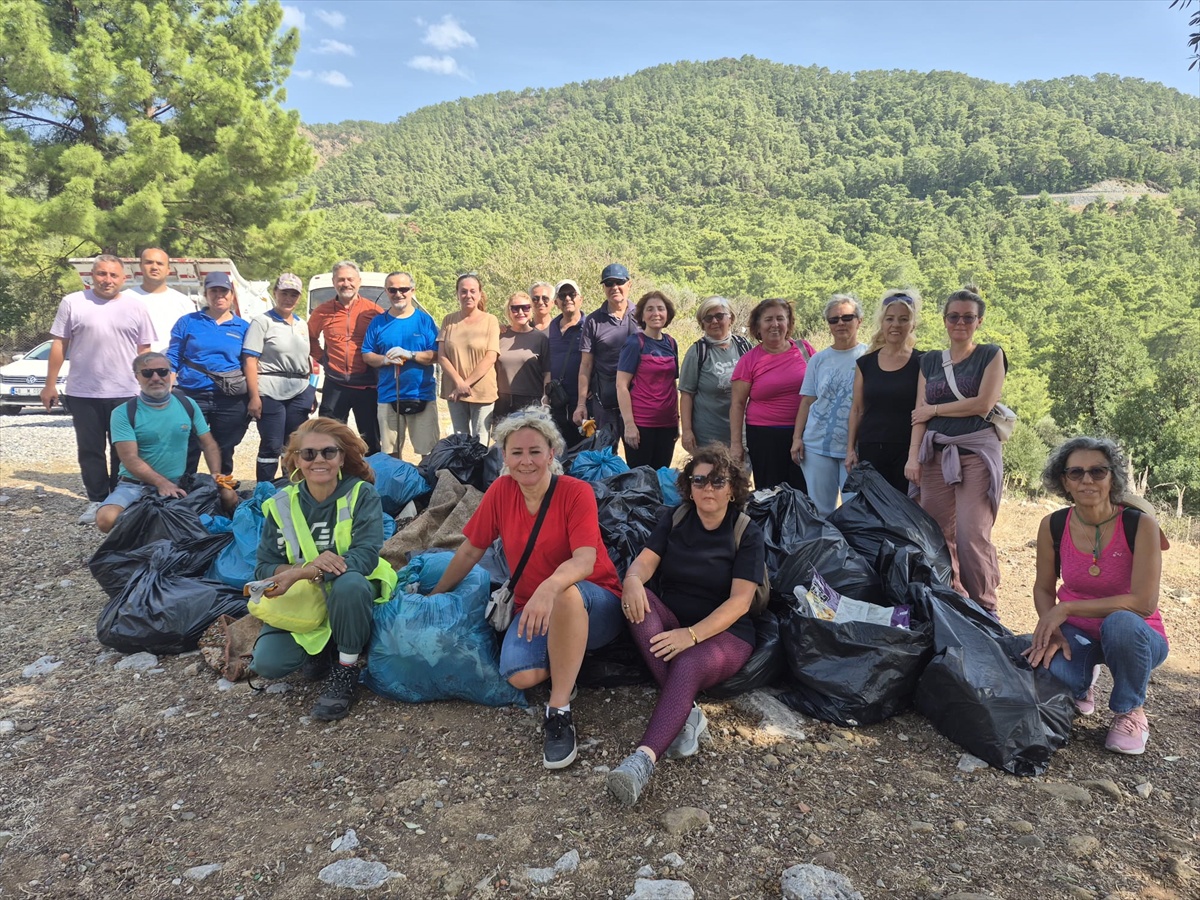 Marmaris'te ormanlık alana atılan ev eşyaları 17 gönüllü tarafından temizlendi