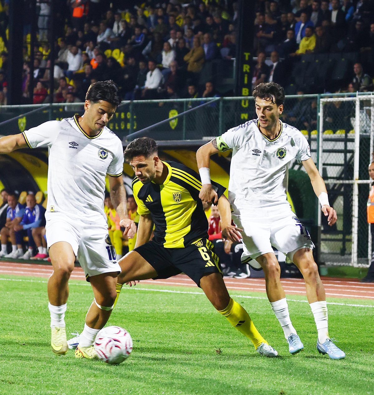 Menemen FK'nın 3 maçlık serisi Aliağa Futbol deplasmanında 1-0'lık yenilgiyle bitti