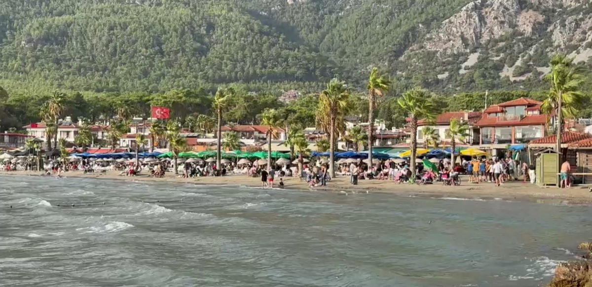 Muğla Ula'daki Akyaka'da sonbahara rağmen yaz günleri aratmayan yoğunluk yaşandı