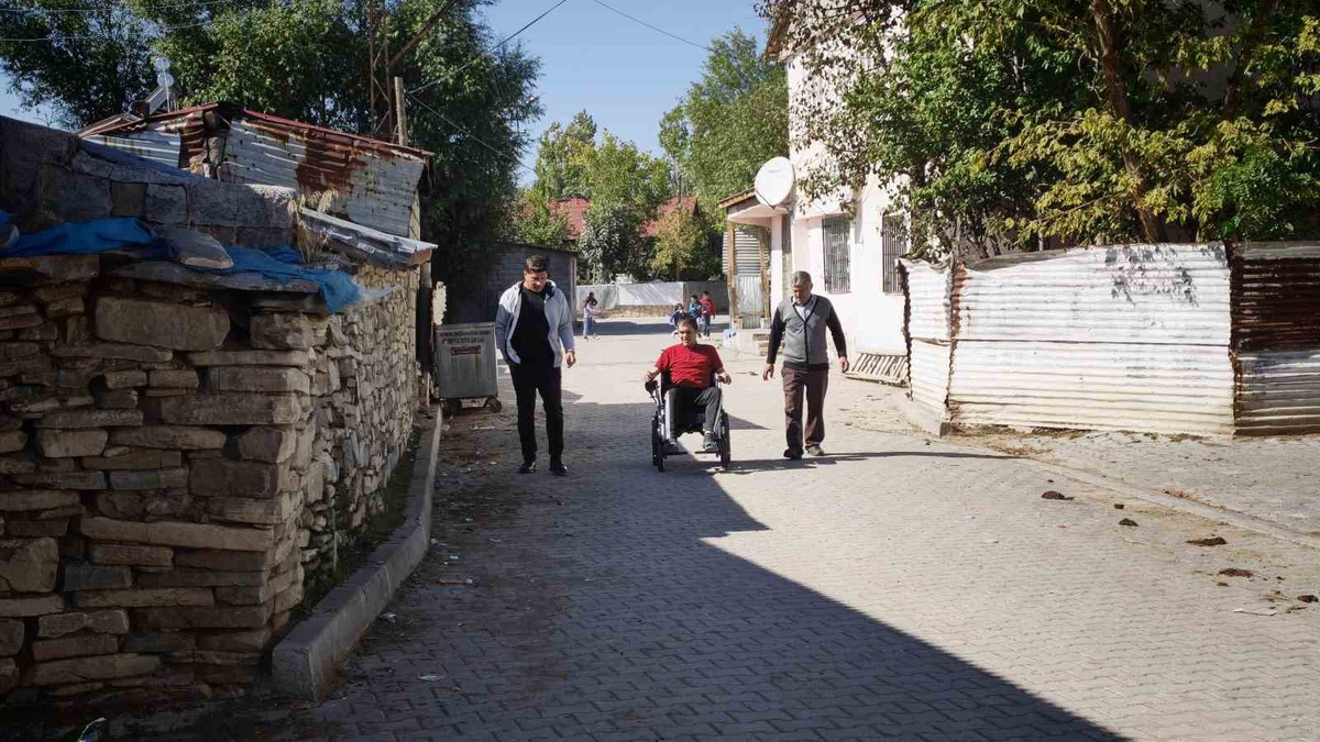 Muş Kırköy'de 20 yaşındaki gence polis desteğiyle akülü sandalye verildi