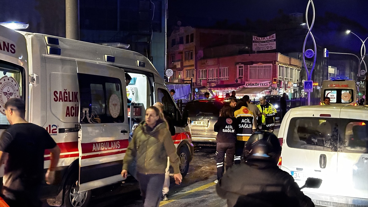 Sakarya Adapazarı'nda 3 araçlı zincirleme kazada 4 kişi yaralandı