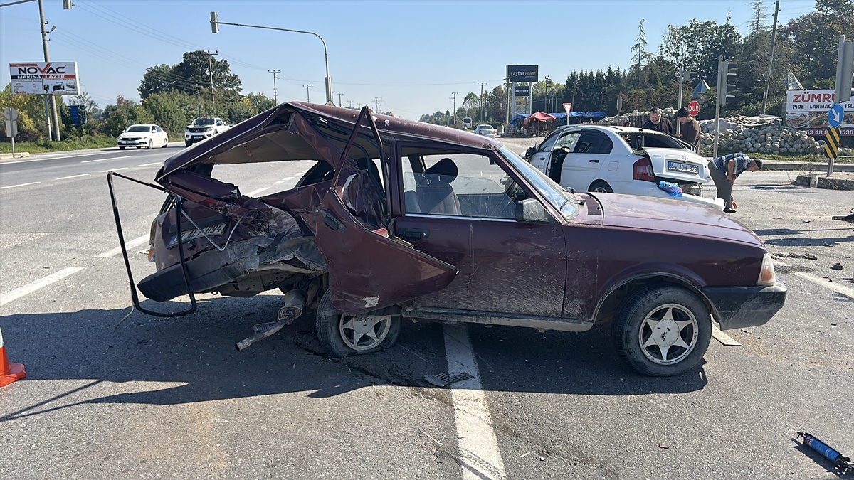Sakarya Erenler'de D-100'de iki otomobil çarpıştı, 3 kişi yaralandı