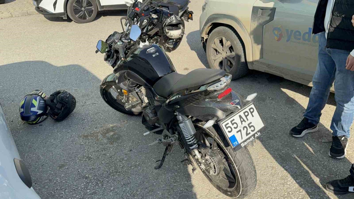 Samsun Atakum'da motosiklet otomobile çarptı, kazada 1 kişi yaralandı