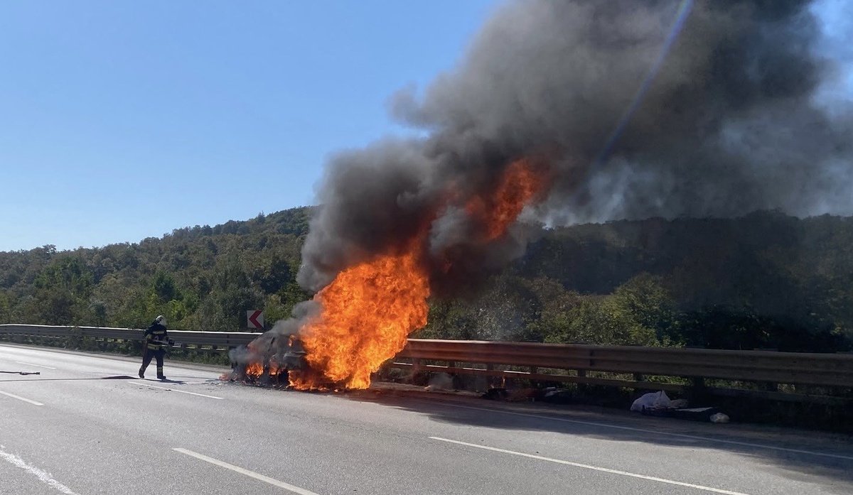 Samsun Kavak'ta otomobil seyir halindeyken yandı, 2'si çocuk 4 kişi kurtuldu