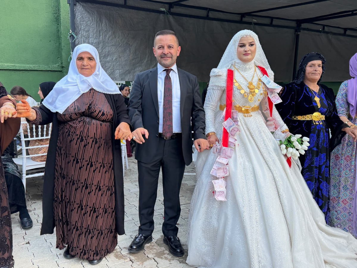 Şemdinli'de düğünde sağdıç, geline en fazla 11 Cumhuriyet altını takılmasını istedi