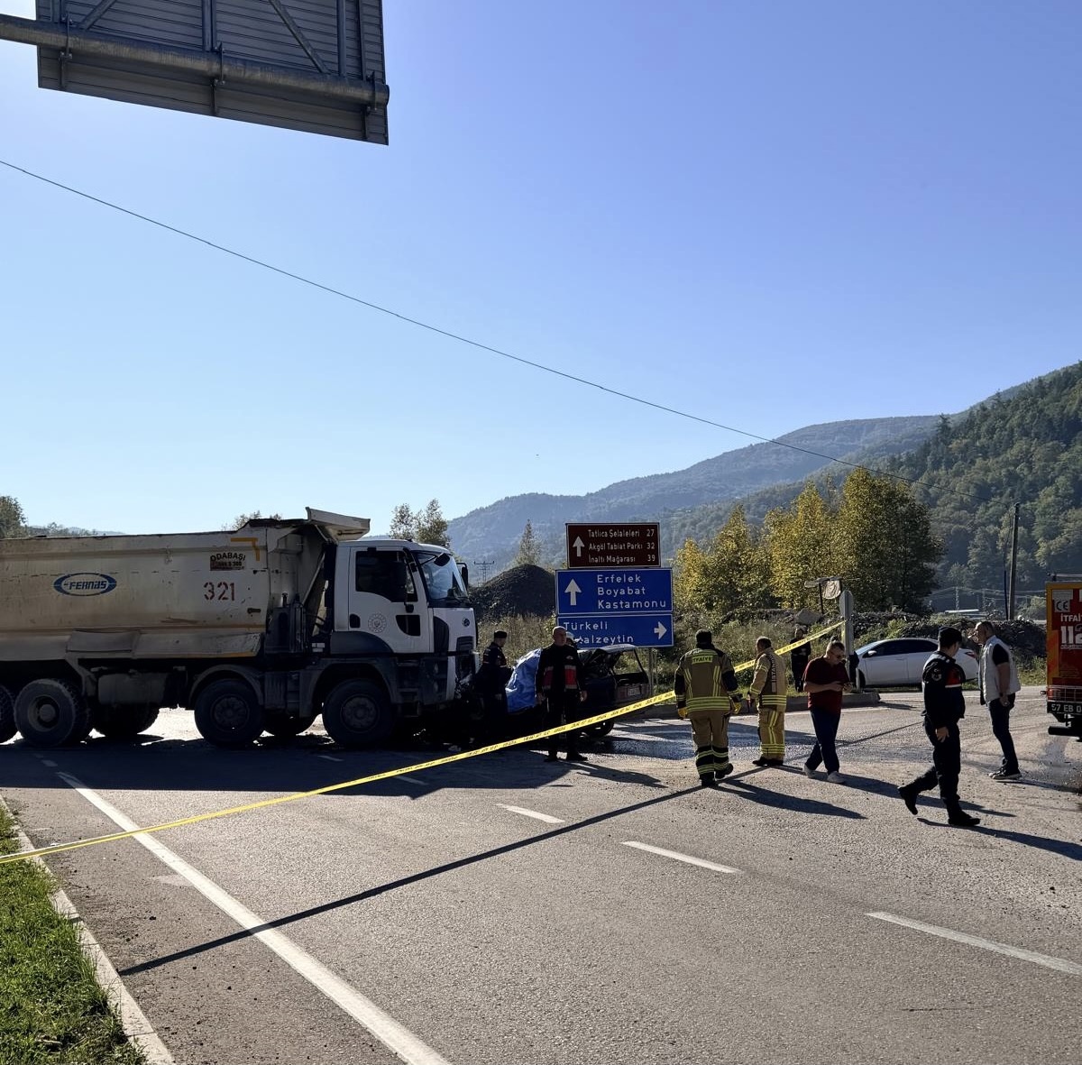Sinop Ayancık'ta İkisu Köprüsü'nde kamyonla çarpışan otomobilin sürücüsü can verdi