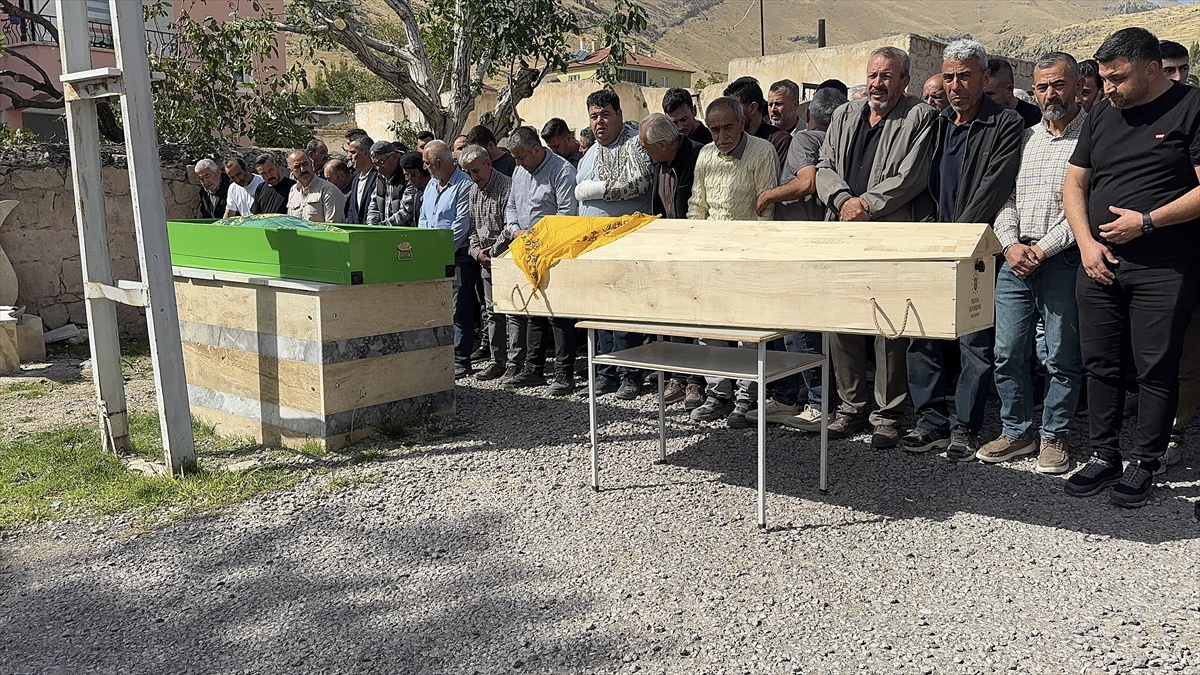 Tarsus'ta tıra çarpan araçta ölen çift Niğde'de toprağa verildi