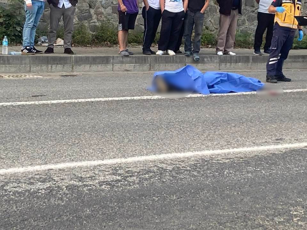 Trabzon Akçaabat'ta motosiklet tırın altına girdi, sürücü hayatını kaybetti