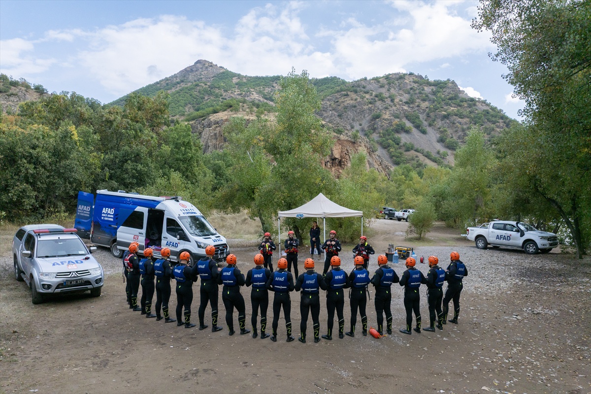 Tunceli'de Munzur Çayı'nda AFAD ekipleri 12 ilden 50 personelle su üstü eğitimi aldı