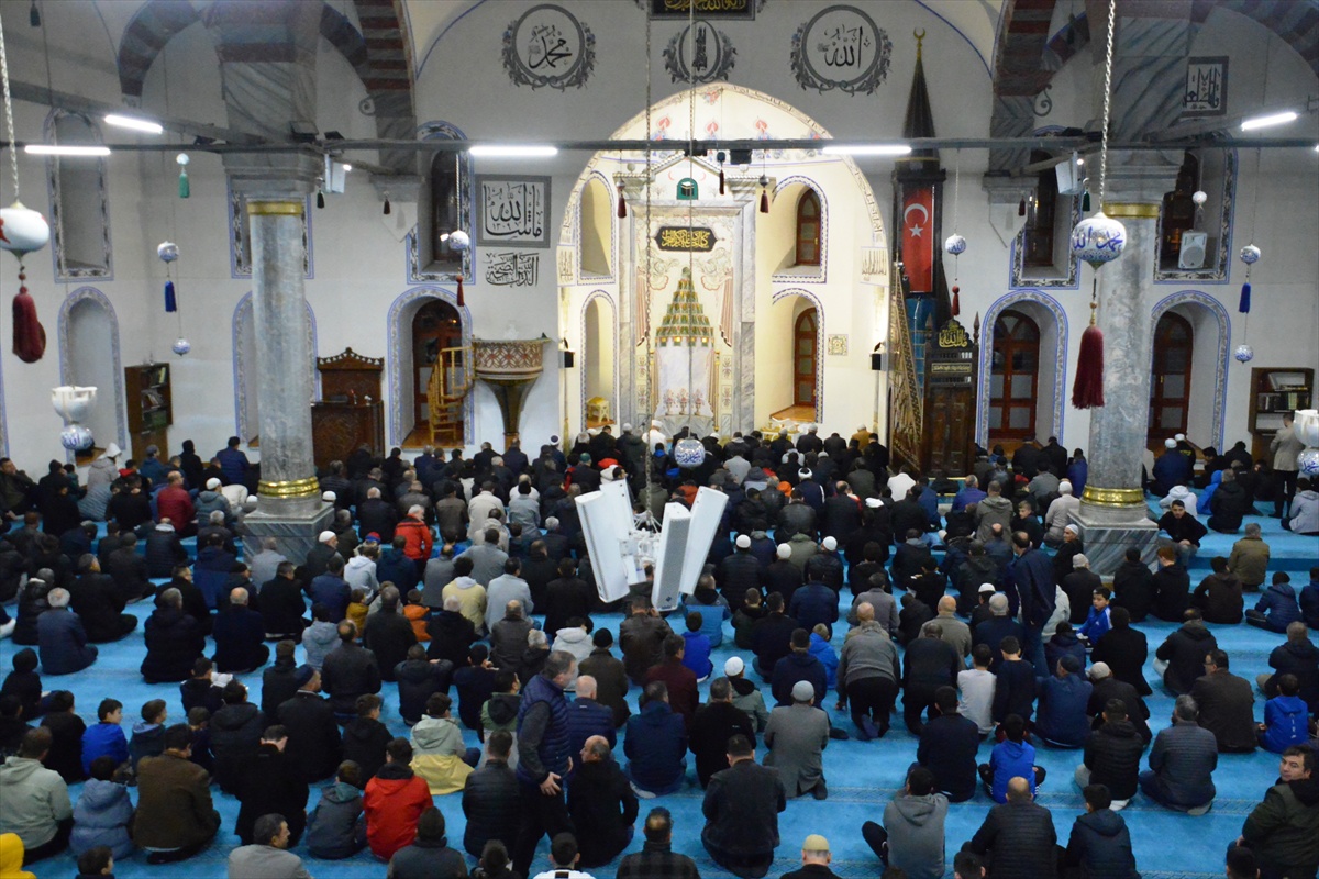 Vali Işın, Kütahya'da gençlere cami ve İslami terbiye çağrısı yaptı