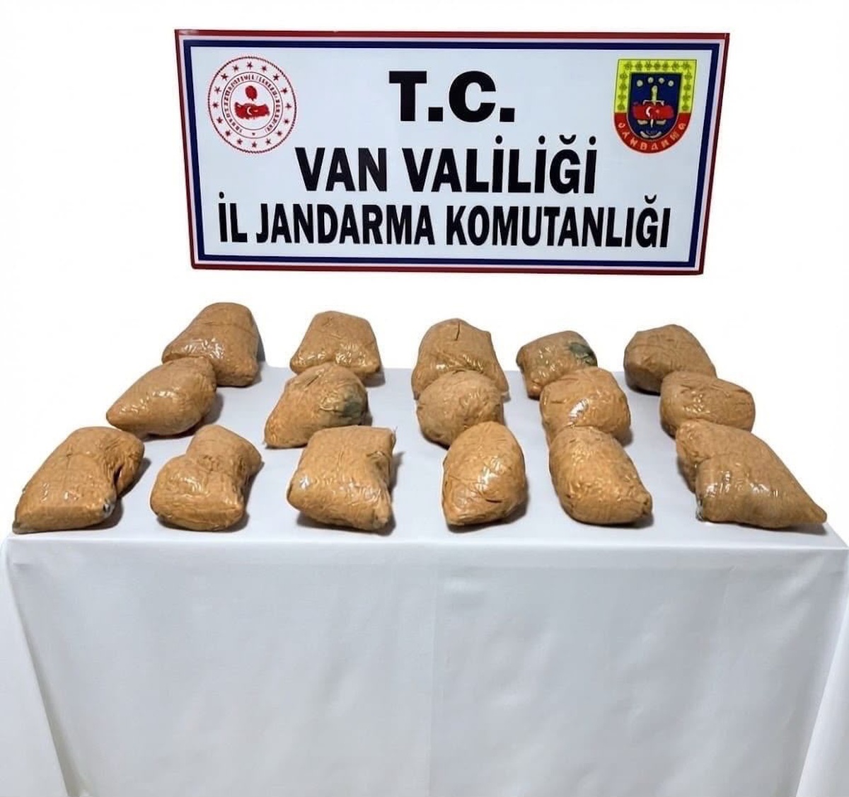 Van Saray'da toprağa gizlenen 22 kilo 100 gram toz esrar ele geçirildi